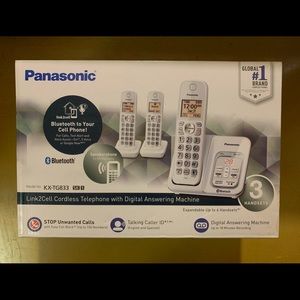 NWT Panasonic cordless phone with 3 handsets